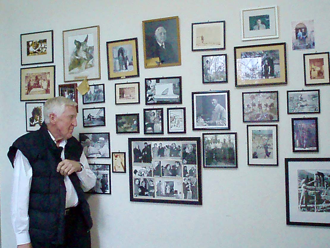 Stroud at the Wall of Fame in the Hill House library in Corinth, 2010 (photo by Katie Rask).